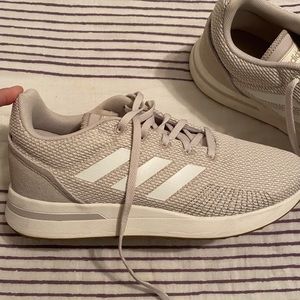 Adidas women’s sneakers sz 7